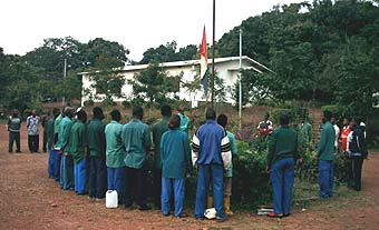  Tour du mât et salles de classe en arrière-plan 